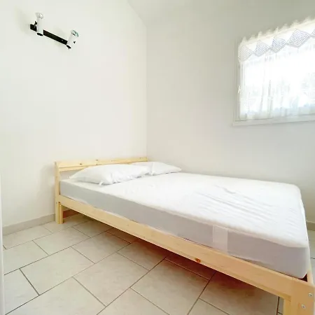 Apartment 2 Pieces Avec Mezzanine, Parking, A 300m De La Et Commerces - Fr-1-338-502